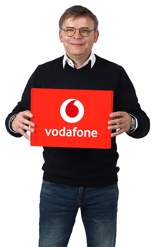 Inhaber Volker Brause mit einer Vodafone Box in der Hand